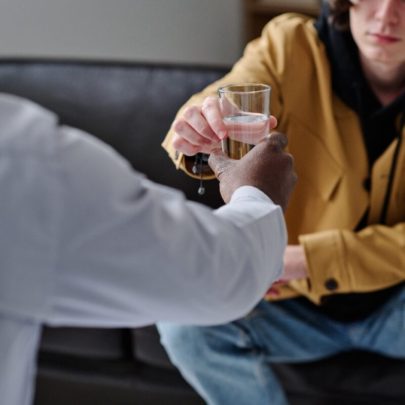man in sobriety meeting with therapist - how to stay sober